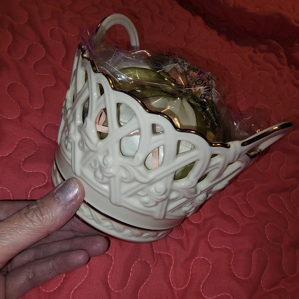 New Lenox Large Basket W/Sachet